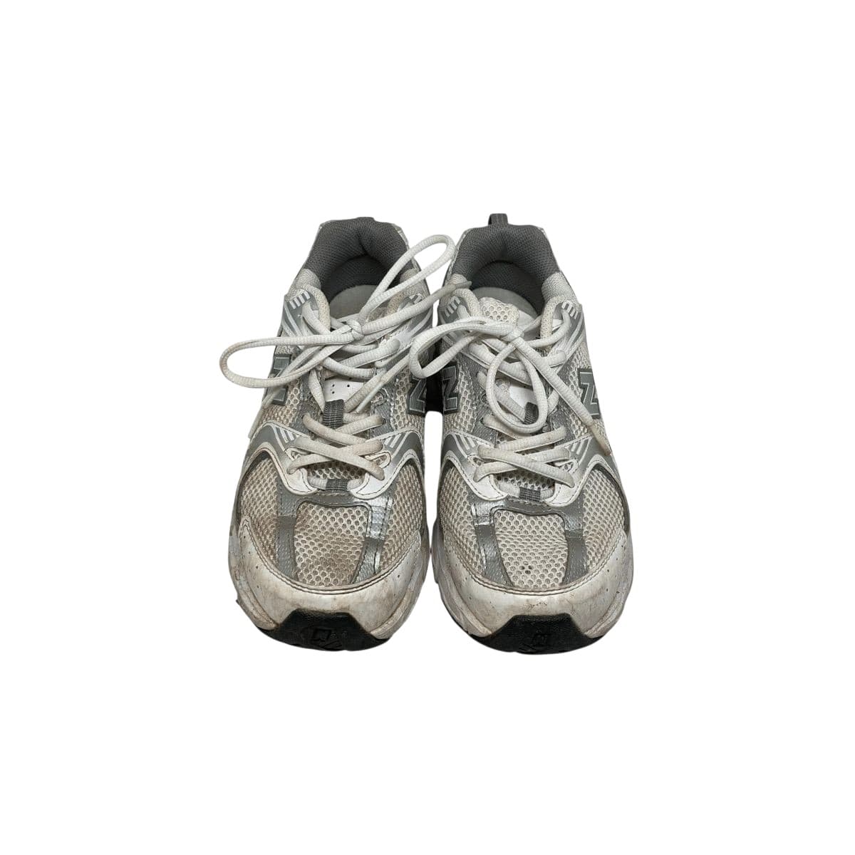 รองเท้าผ้าใบ ก่อนทำความสะอาด